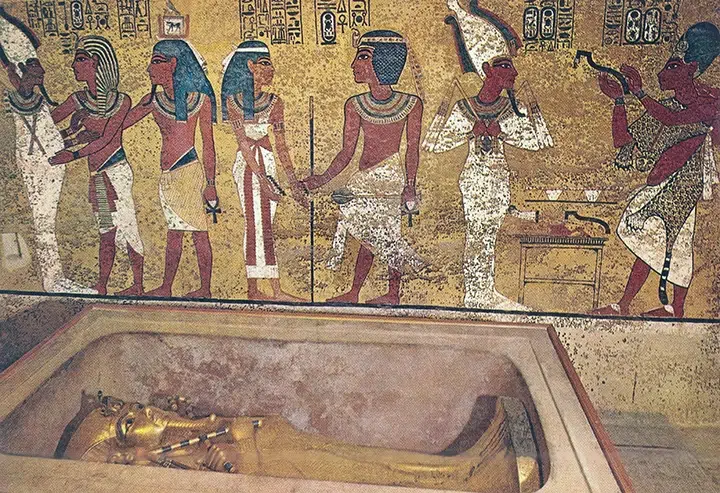 4. Momie de Tout-Ankh-Amon dans le cercueil d_or (Múmia de Tout-Ankh-Amon em caixão dourado - Dar El Kitab el Guedid - Vale